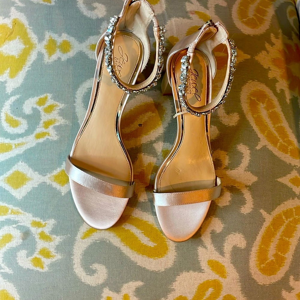 Jewel by bagley Mischka beige statin dress sandals